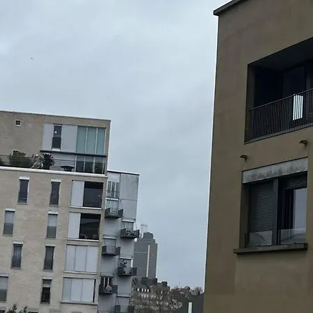Urbain - Grand Dans La Quartier Des Machines De L'ile